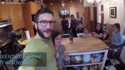 ¡Cómo arrancar un diente de leche con una botella de champán!