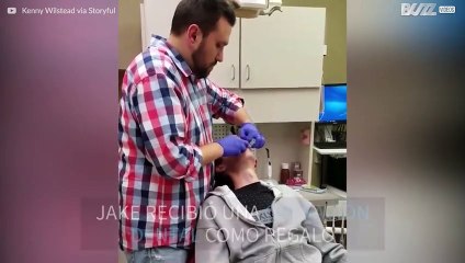 ¡A este padre le regalan unos dientes!