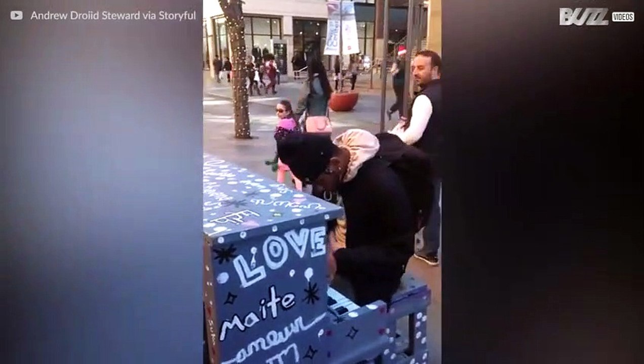 Pianista toca su propia versión del clásico vil...