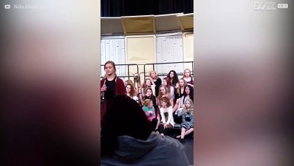 Chica sorprende a todos cuando canta 'At Last'