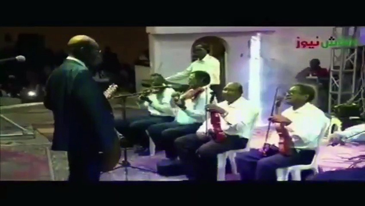 مطرب سوداني يتوقف عن الغناء وينفعل على جمهورهيا تغنوا إنتوا يا أغني أنا