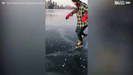 ¡Joven patina sobre el puerto congelado de Toronto!