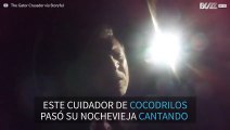 Hombre trata de calmar a sus cocodrilos en Nochevieja