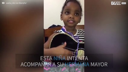 Niña de tres años intenta cantar con su hermana la música de Broadway
