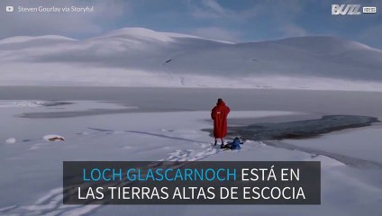 Nadador bucea en un lago congelado en las Tierras Altas de Escocia