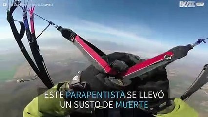 ¡Parapentista pierde el control en pleno vuelo!