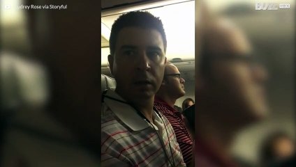 Descubre que va a ser padre en pleno vuelo