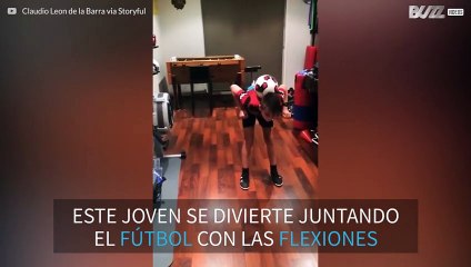¡Niño realiza flexiones con una pelota de fútbol!