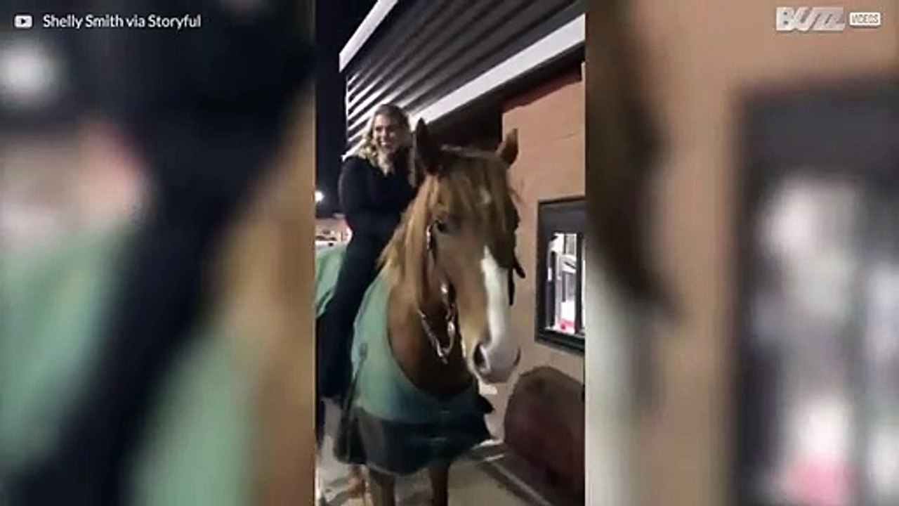 Señora va a un 'drive-thru' a caballo