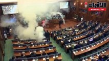 إلقاء قنابل غاز مسيل للدموع داخل برلمان كوسوفو