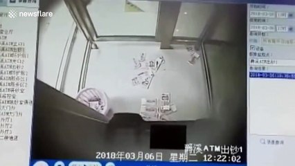 صراف آلي يصاب بالجنون ويقذف الأموال