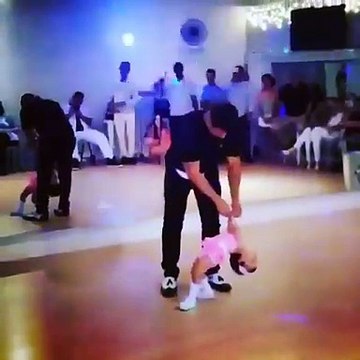 طفلة تشعل مواقع التواصل برقصة التانغو