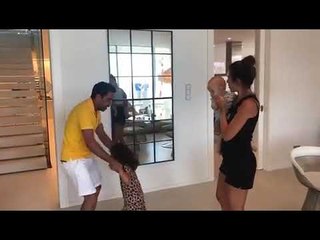 Xavi Hernández cante l'himne del Barça als seus fills