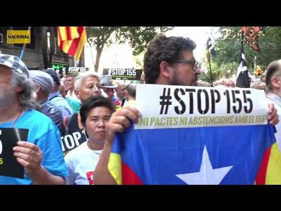 Centenars de persones es manifesten davant de la seu del PDeCAT per reclamar unitat