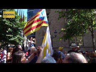 Télécharger la video: Arriben els primers concentrats davant la Diputació de Barcelona