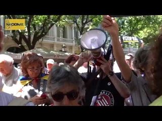 Crits de "Núria Marín dimissió" a l'exterior de la Diputació