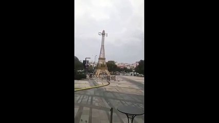 إنزلاق برج إيفل الصيني يثير ضجة خارج مول تجاري
