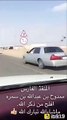 سعودي يتمكن من ترويض حصان هارب تسبب في عرقلة حركة السيارات على أحد الطرق السريعة في السعودية !؟