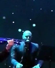 وسام ابن كاظم الساهر يغني مع والده