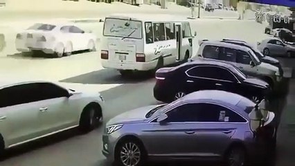 سيارة تعكس السير وتصطدم في حافلة طلاب