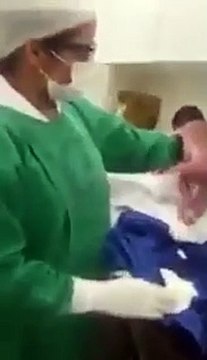 شاهدرضيعة تحاول المشي بعد لحظات من ولادتها في مشتشفى بالبرازيلسبحان الله