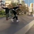 بالفيديو تعرض شاب لسقوط مروع في الرمال عندما حاول استعراض مهاراته في القفز أمام صديقه.