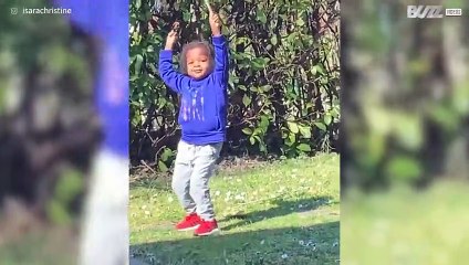Little girl puts on spectacular show to the sound of Cardi B