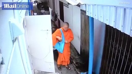 شاهدراهب تايلندييسرق سروال زوجة جاره ! • صحيفة المرصد