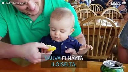 Hulvaton video vauvasta, joka maistaa sitruunaa ensimmäistä kertaa