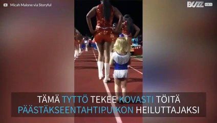 Suloinen tyttö varastaa show'n!