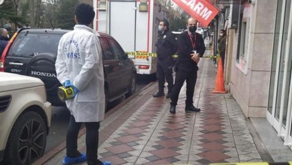 'Biber gazlı' banka soyguncusu her yerde aranıyor! Güvenliği bıçaklayıp paraları aldı