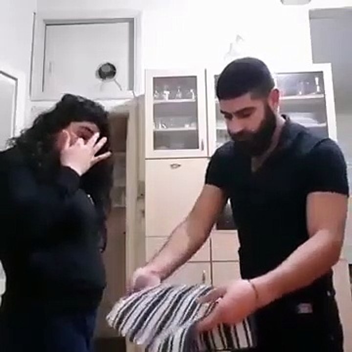 لبنانية تصفع شقيقها بقوة ياخربتلي الميك أب !