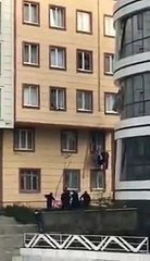 سوريون ينقذون طفلا تركيا سقط من الطابق الثالث