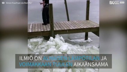 Jäälautat kasaantuvat rannalle Pohjois-Carolinassa