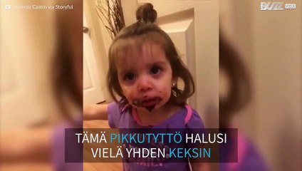 Suloinen vauva haluaa lisää suklaakeksejä!