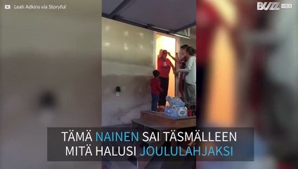 Nainen saa kääpiövuohen joululahjaksi