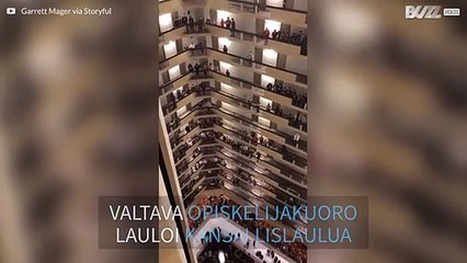 Valtava opiskelijakuoro laulaa Yhdysvaltojen kansallislaulua hotellissa Lousivillessa