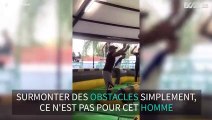 Ce jeune homme esquive les obstacles jusqu'à ce que...