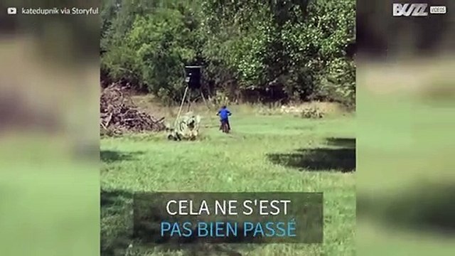 Ce petit garçon ne sait pas se servir des freins