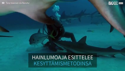 Hainlumoaja esittelee hypnoositekniikkansa