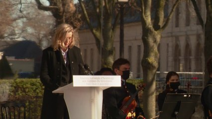 Cérémonie d'hommage aux victimes du terrorisme: Chloé Bertolus, chirurgienne de Philippe Lançon, lit un extrait du "lambeau"