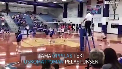 Tyttö tekee uskomattoman pelastuksen lentopallo-ottelussa!
