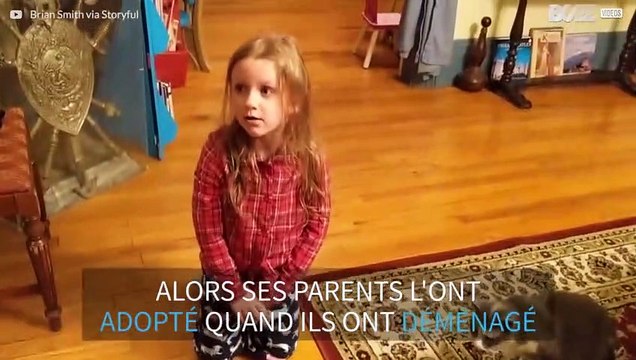 Cette petite fille est émue après que ses parents aient adopté le chat des voisins