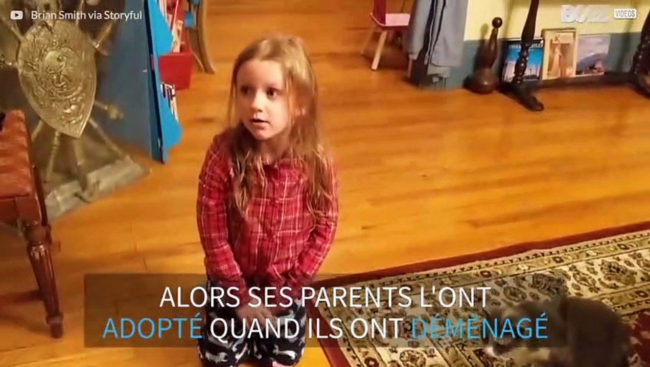Cette petite fille est émue après que ses parents aient adopté le chat des voisins