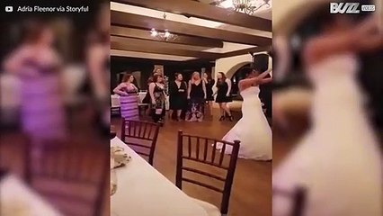 La femme attrape un bouquet de mariage et la réaction de son petit ami est hilarante!