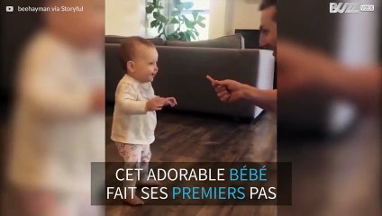 Les premiers pas de ce bébé pour une frite