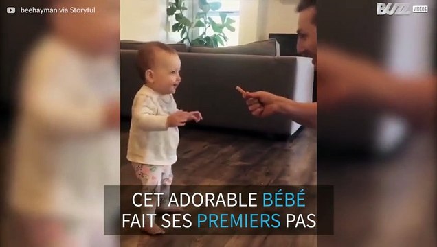 Les premiers pas de ce bébé pour une frite