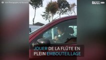 Cet homme joue de la flûte pour lutter contre le stress des embouteillages