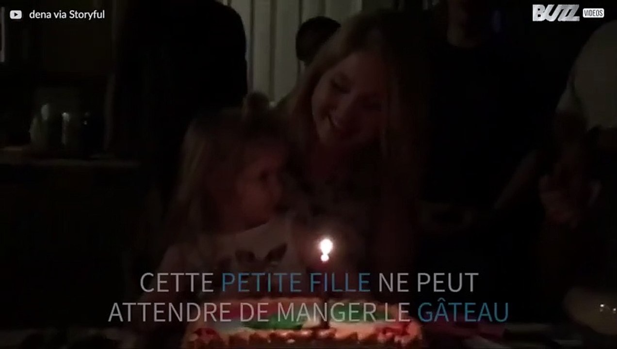 Cette petite fille est pressée de manger un gâteau d'anniversaire