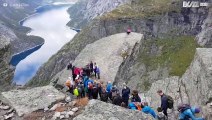 Des centaines de personnes attendent leur tour pour prendre une photo